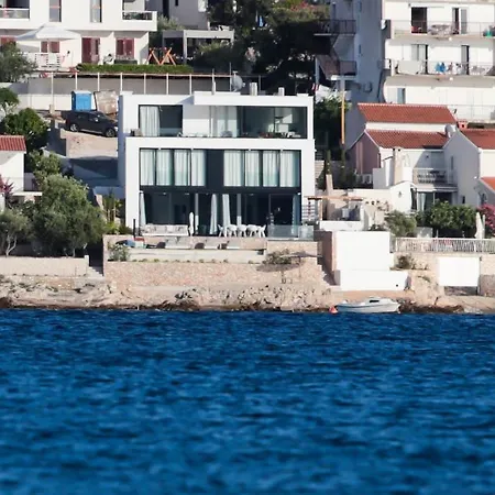 Breathtaking Seafront Elegance Luxury Penthouse *