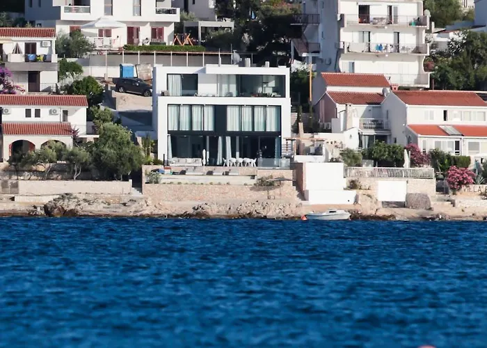 Breathtaking Seafront Elegance Luxury Penthouse *