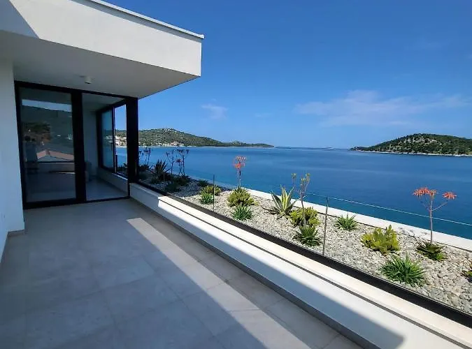 Breathtaking Seafront Elegance Luxury Penthouse *